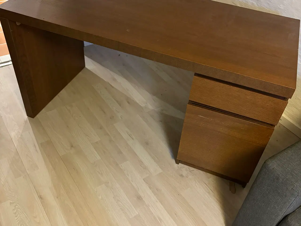 Billede 2 - Skrivebord i mørkt træ med skuffer. 