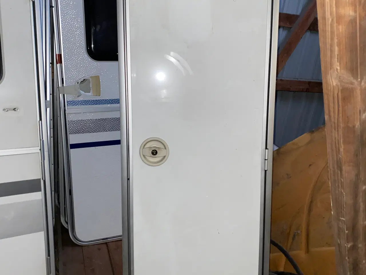 Billede 1 - Glat NY dør til campingvogn (ukendt mærke)