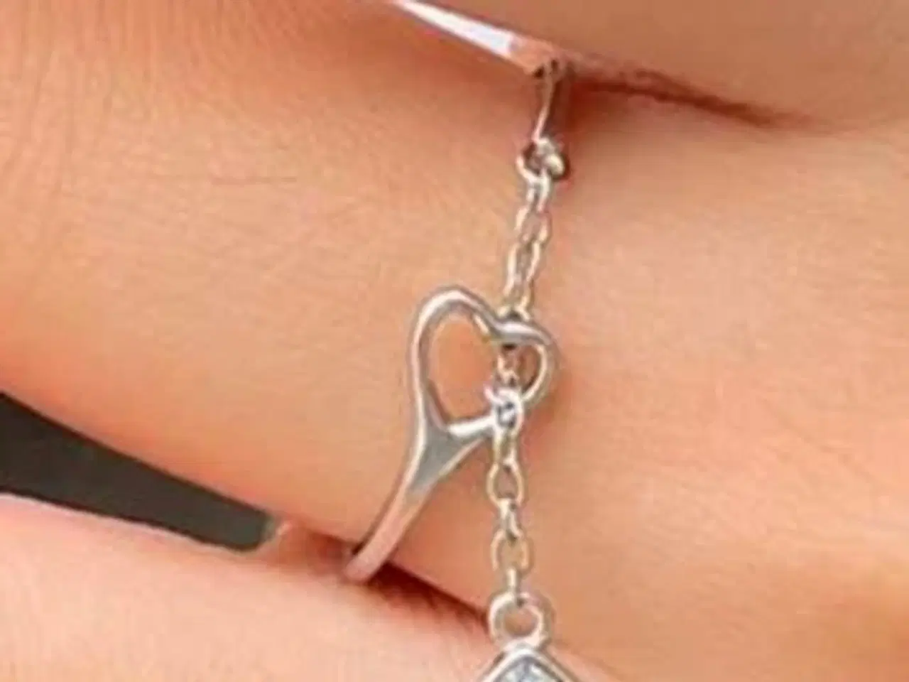 Billede 5 - Sterling sølv ring med zirkoner.