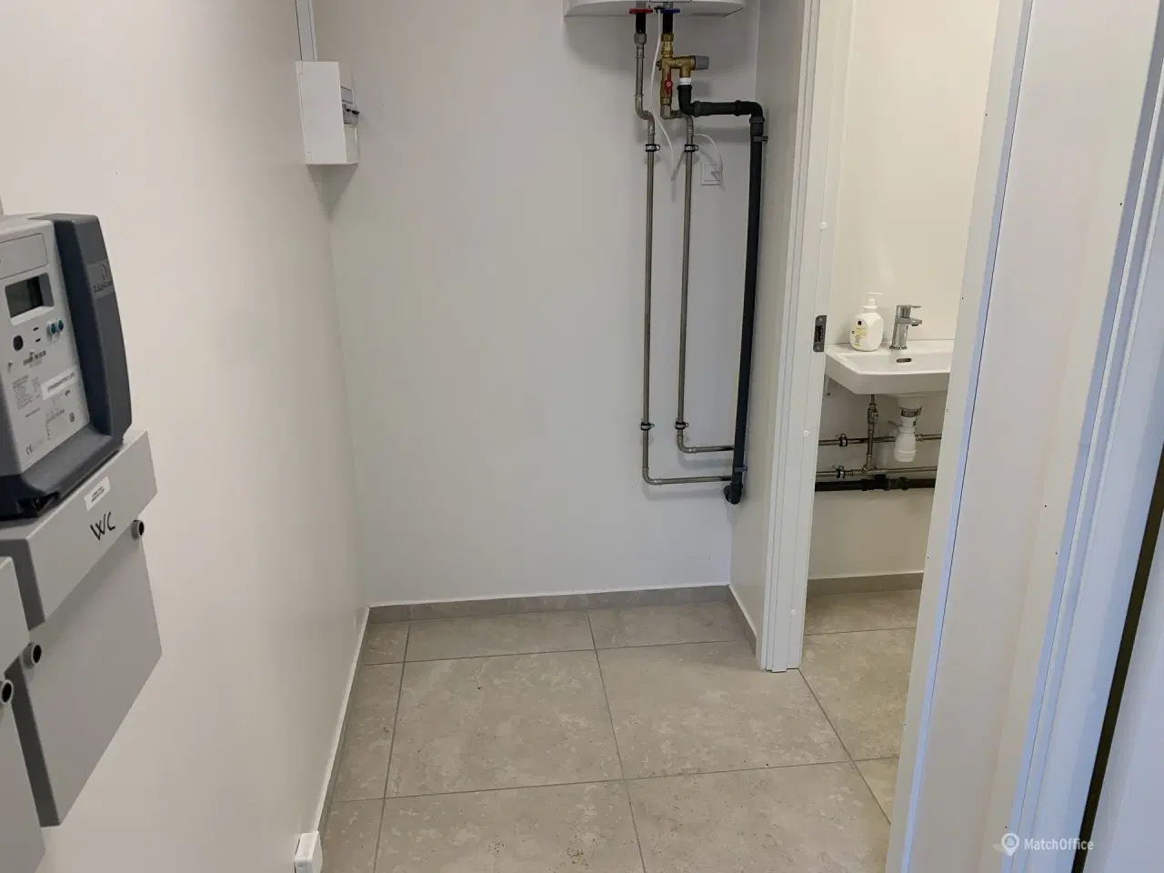 Billede 4 - Meget fin stor hal. Med fast gulv og uden søjler. med god beliggenhed