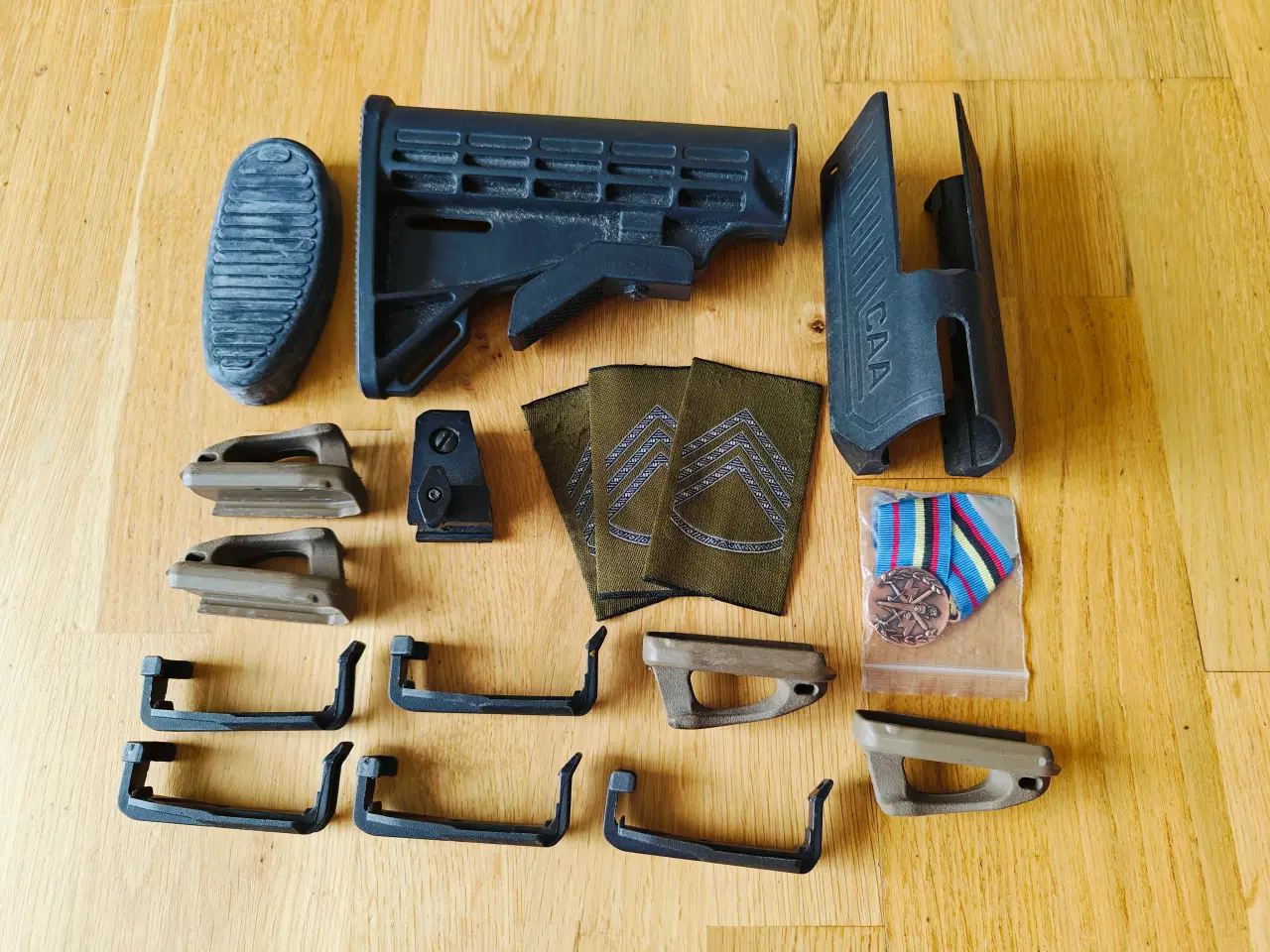Billede 1 - M4 Karabin dele og militær Lot.