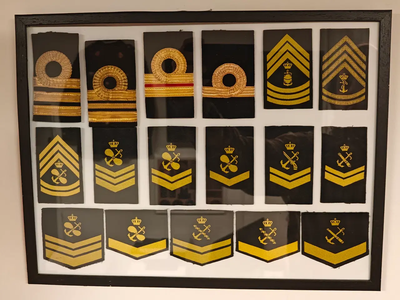 Billede 1 - Billederamme med Danske militær distinktioner