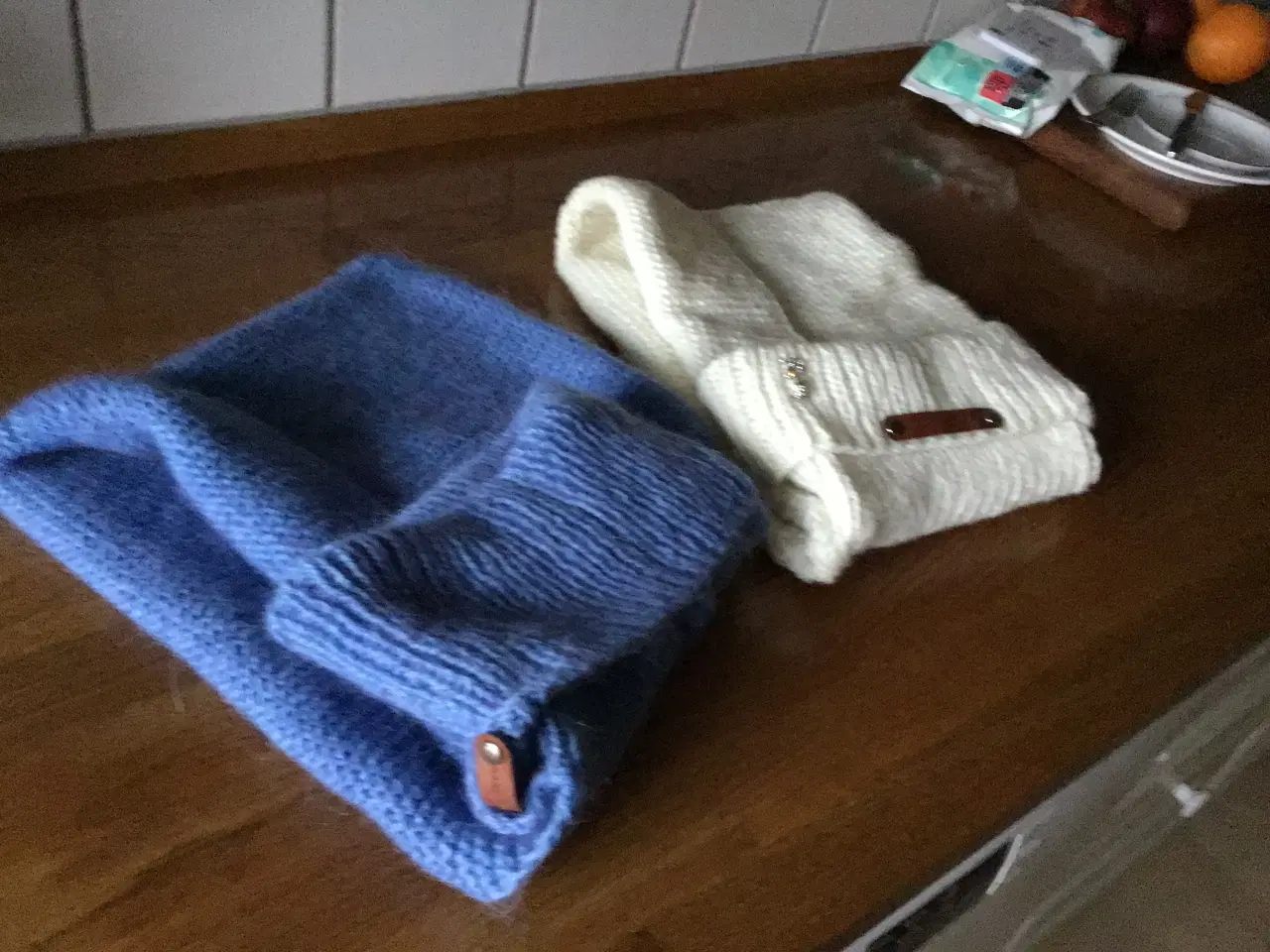 Billede 4 - 3 i en, hjemmestrikket halsedisser