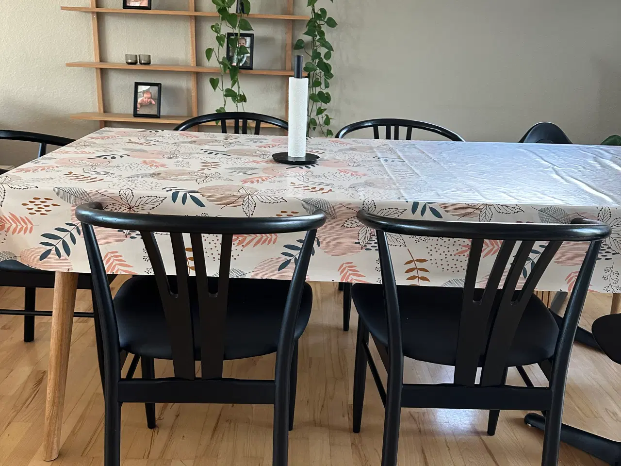 Billede 3 - Sortlakeret egetræs stole m. Sort læder sæde