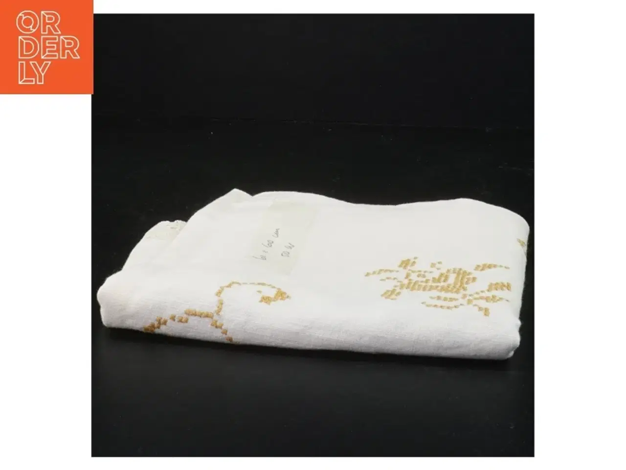 Billede 2 - Hvid broderet dug med blondedetaljer (str. 70 x 67 cm)