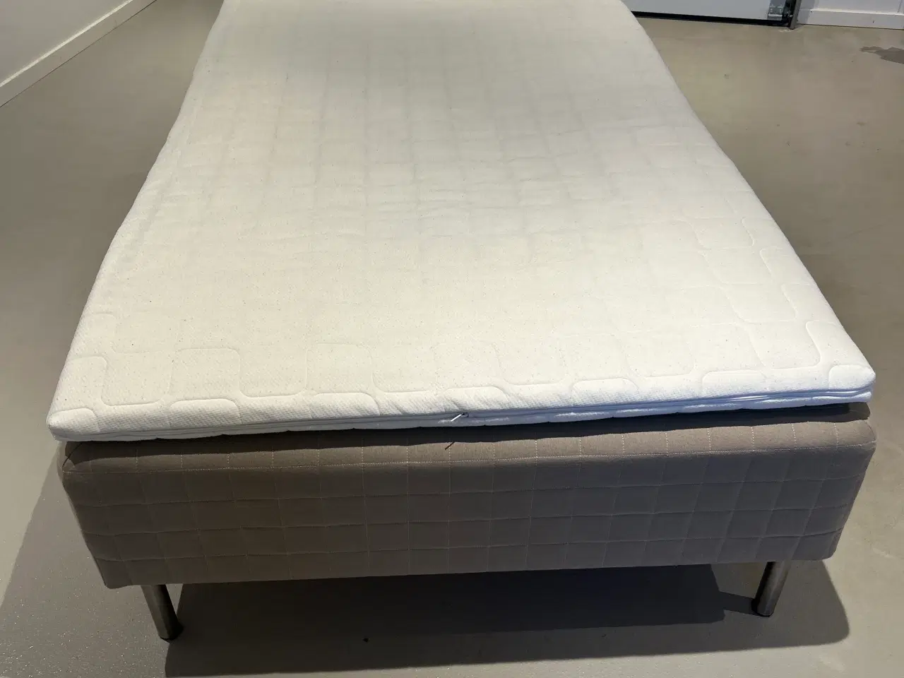 Billede 3 - SKÅRER seng fra IKEA med 7 cm. topmadras