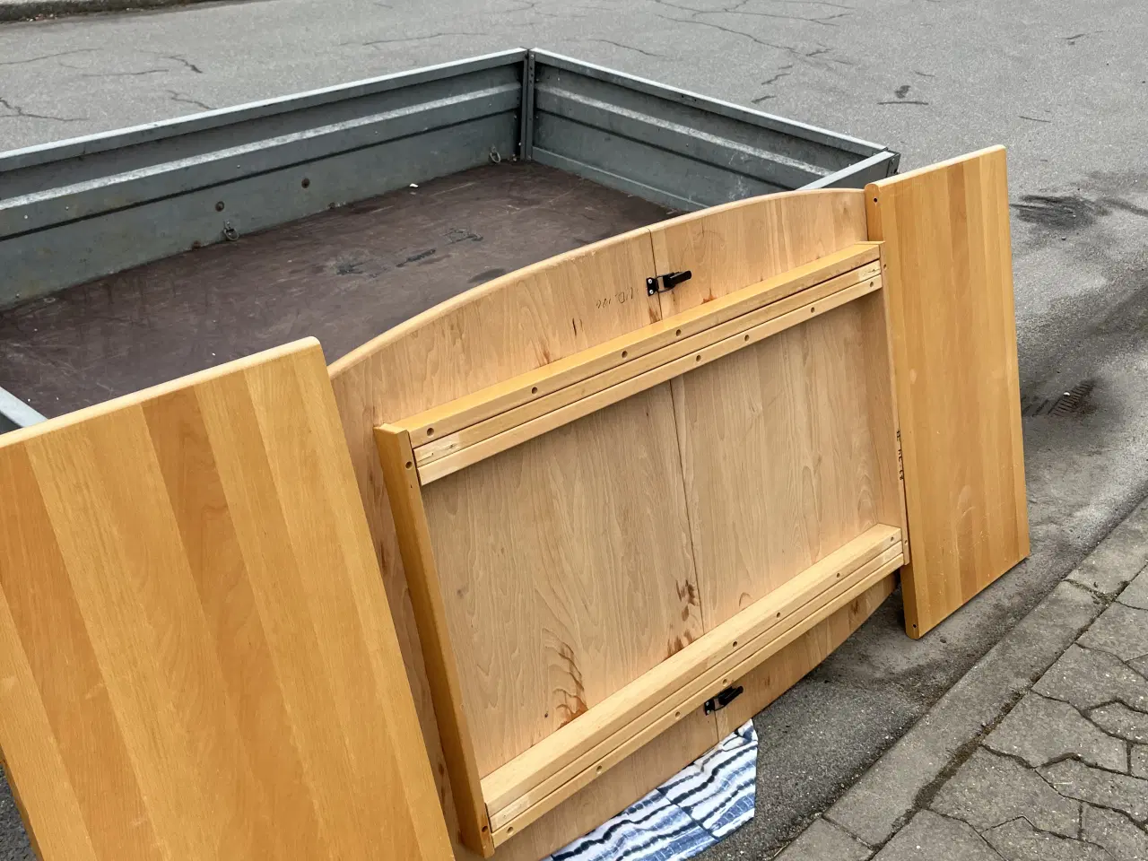 Billede 1 - Robust sofabord med ekstra plader og 6 stole