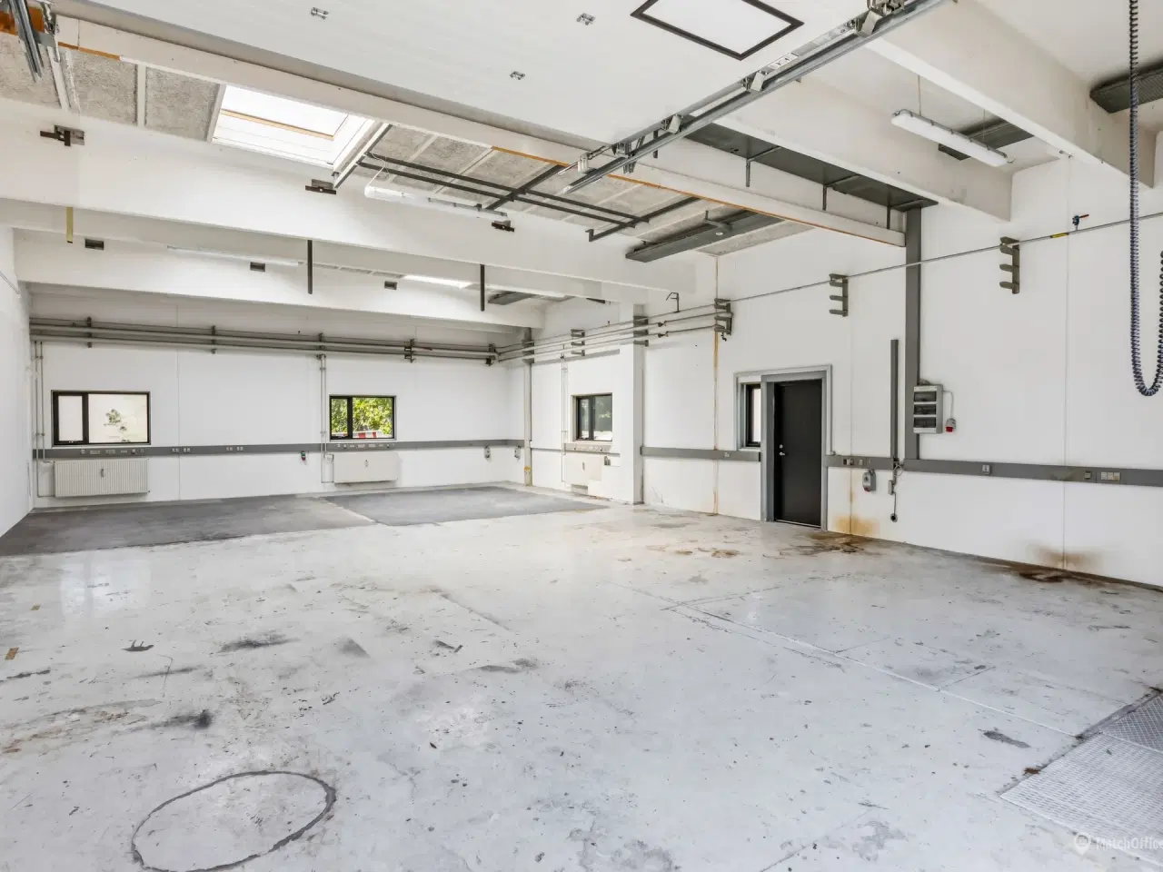 Billede 1 - Nyistandsat mindre og fleksibelt lejemål med god fordeling af lager og kontor på samlet 311 m2
