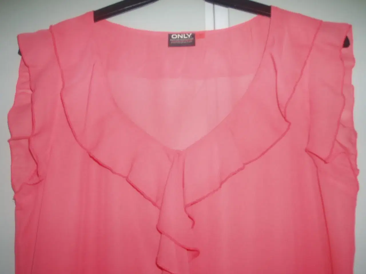 Billede 2 - Flot coralfarvet chiffon top str. 36