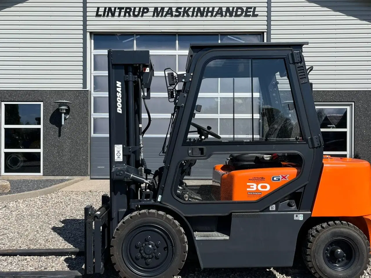Billede 1 - Doosan D30 G med kabine og KUN 57 TIMER FRA NY, MED TIME GARENTI