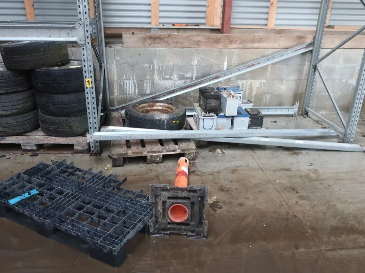 Billede 9 - Brændefyr BAXI Solo Innova 20 STD, Div. Paller med indhold, fælge med dæk m.m.