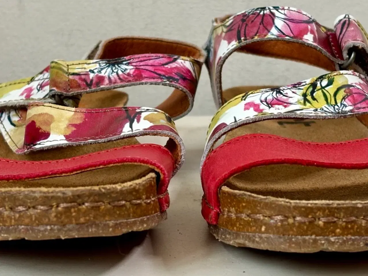 Billede 3 - Art*, røde/blomstrede sandaler, str 37