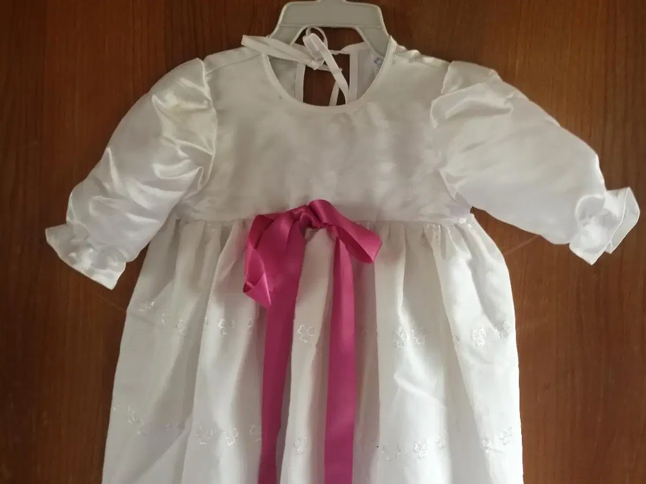 Billede 2 - Dåbskjole med lyserød sløjfe