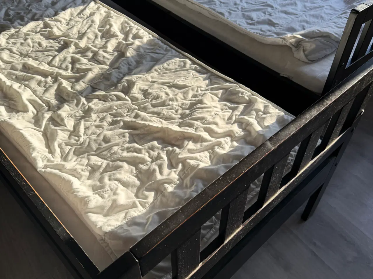Billede 2 - 2 x sort juniorseng med madras og rullemadras