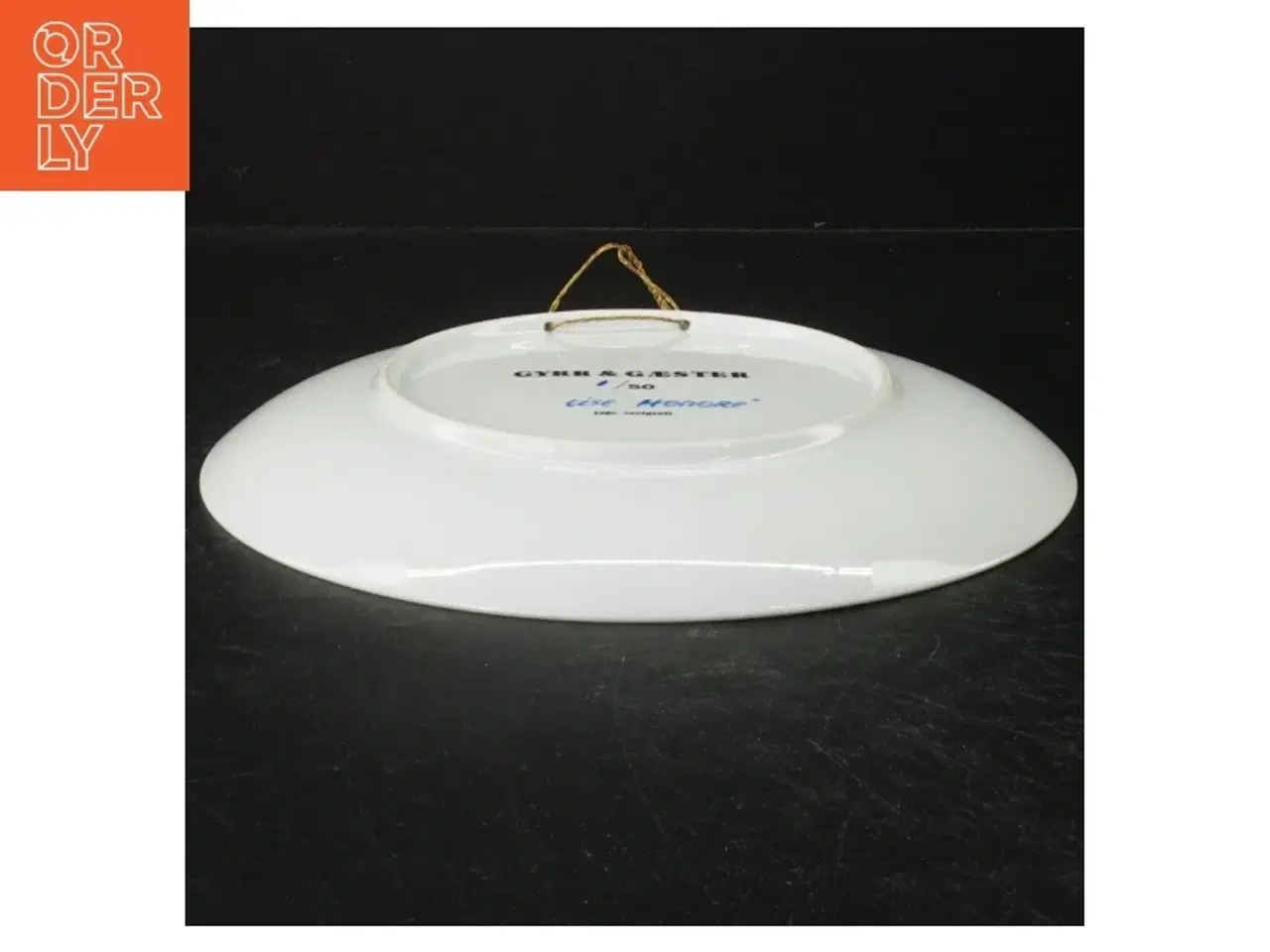 Billede 3 - Dekorativ tallerken med avistryk fra Gyrr og Gæster (str. Ø. 25 cm)