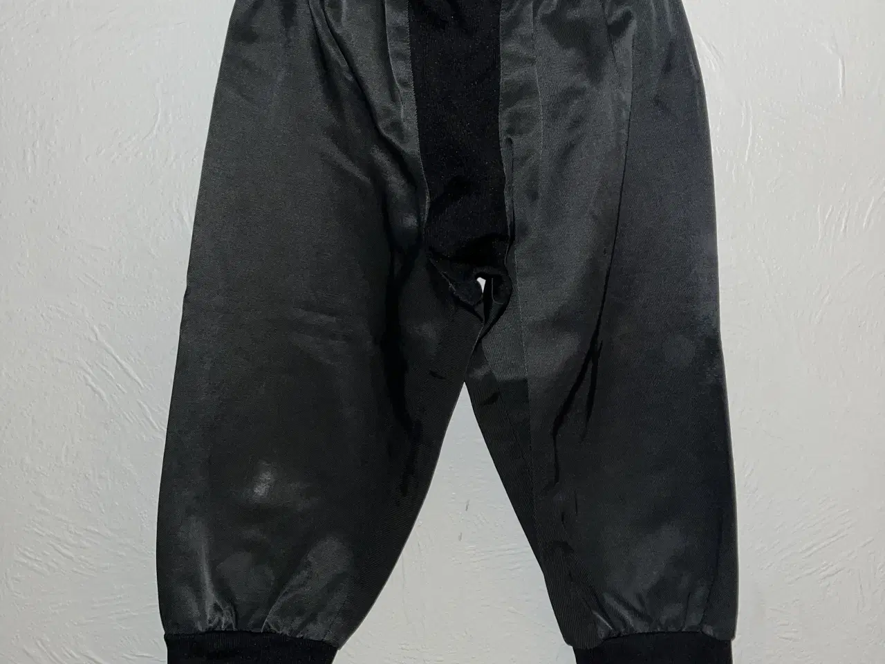 Billede 1 - Sorte fodboldknickers str. 140.