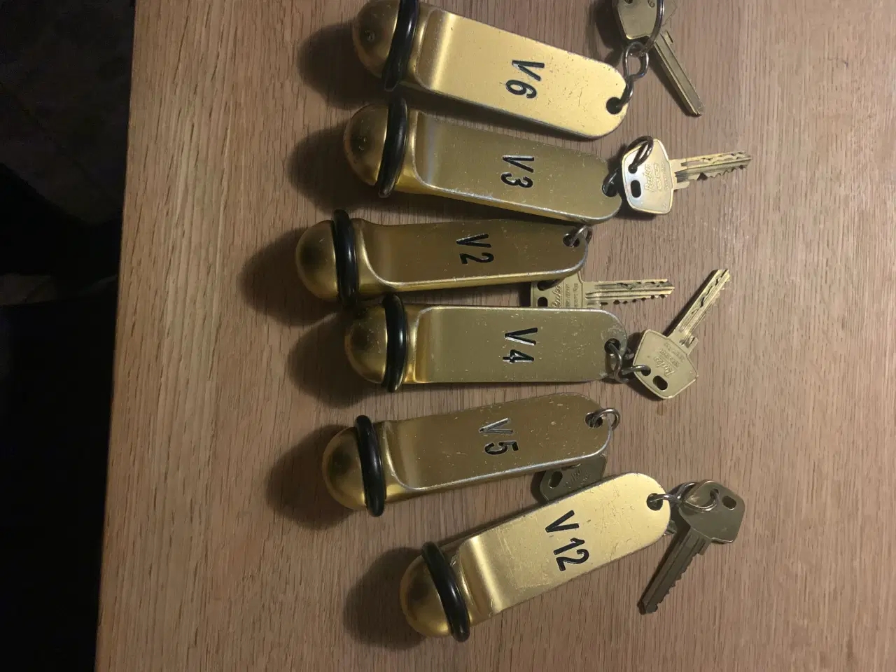 Billede 2 - Hotelnøglevedhæng i “guld”