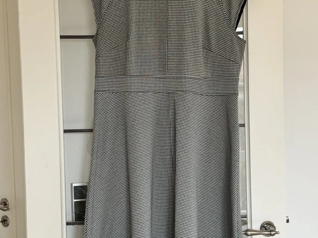 Billede 3 - Kjole i sort og hvidt mønster str xl