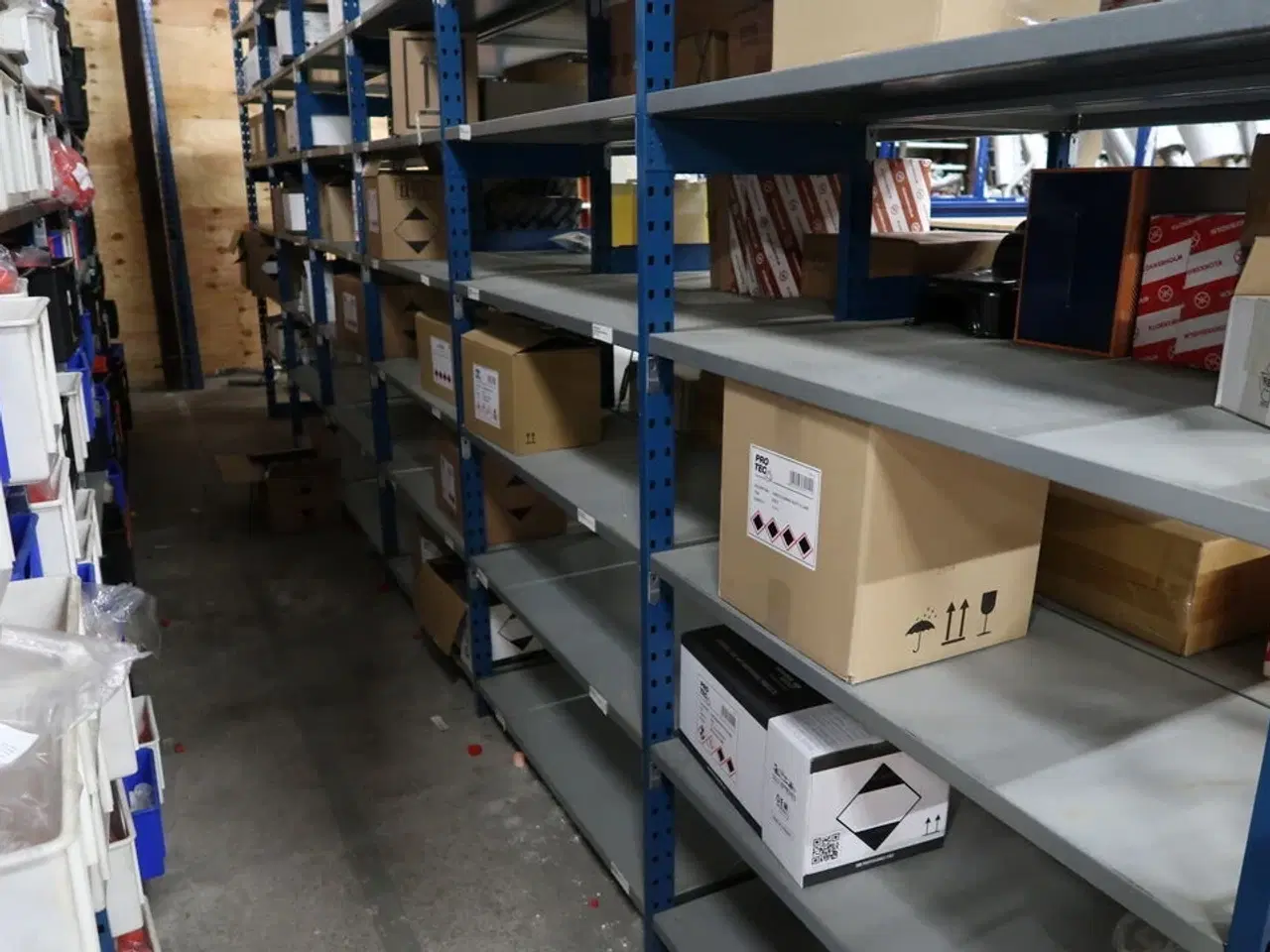 Billede 12 - 12 fag lagerreoler med indhold