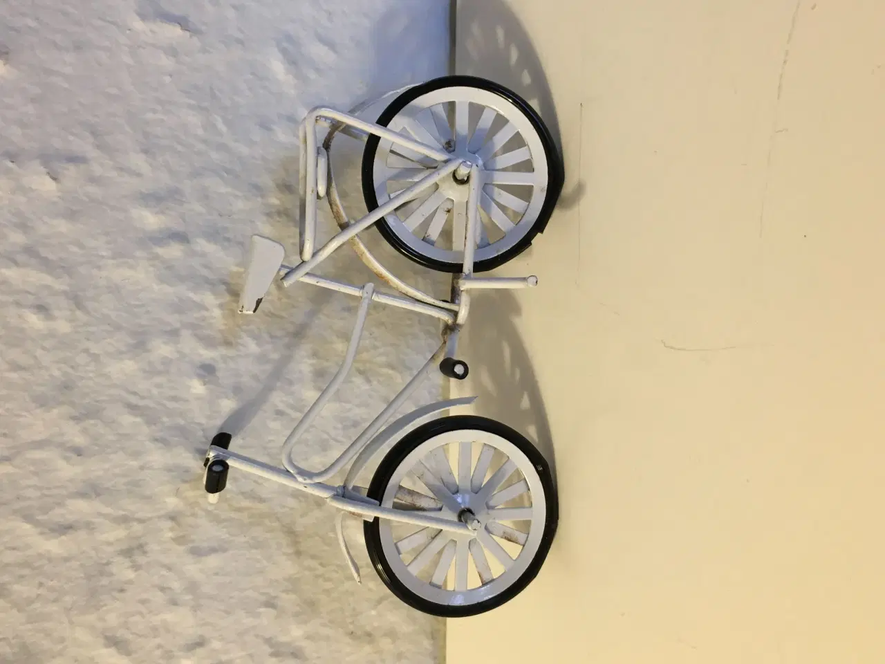 Billede 1 - Hvid cykel i metal