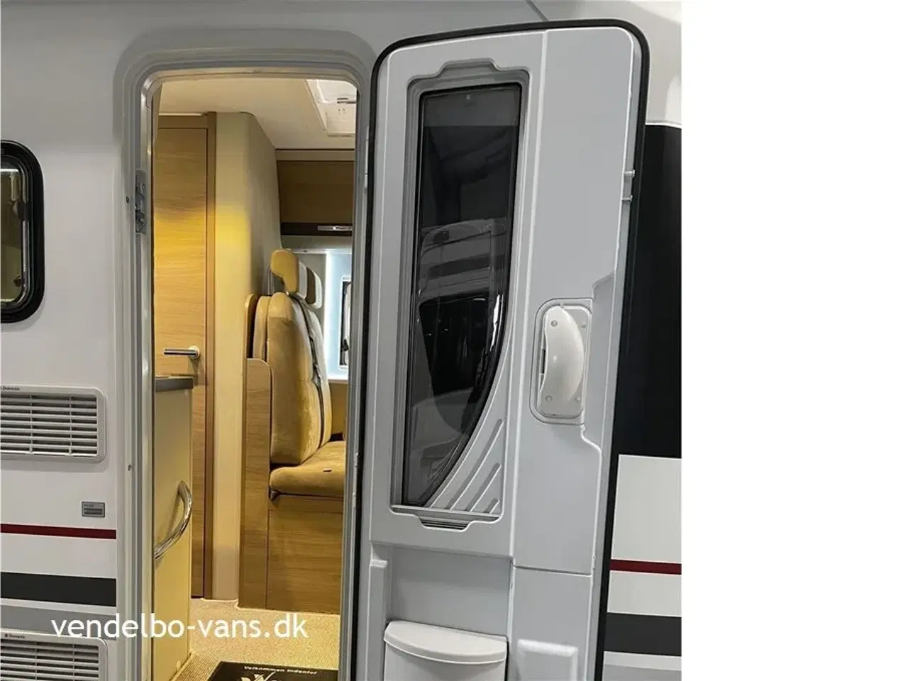 Billede 30 - 2018 - Adria Compact SLS   Smal camper på under 6 m længde - tryk på knappen og den vokser!