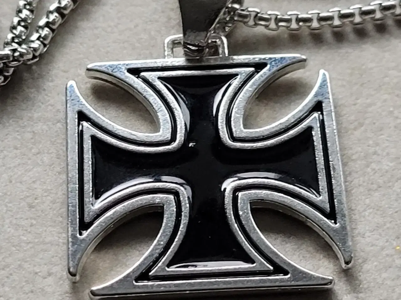 Billede 2 - sort jernkors halskæde