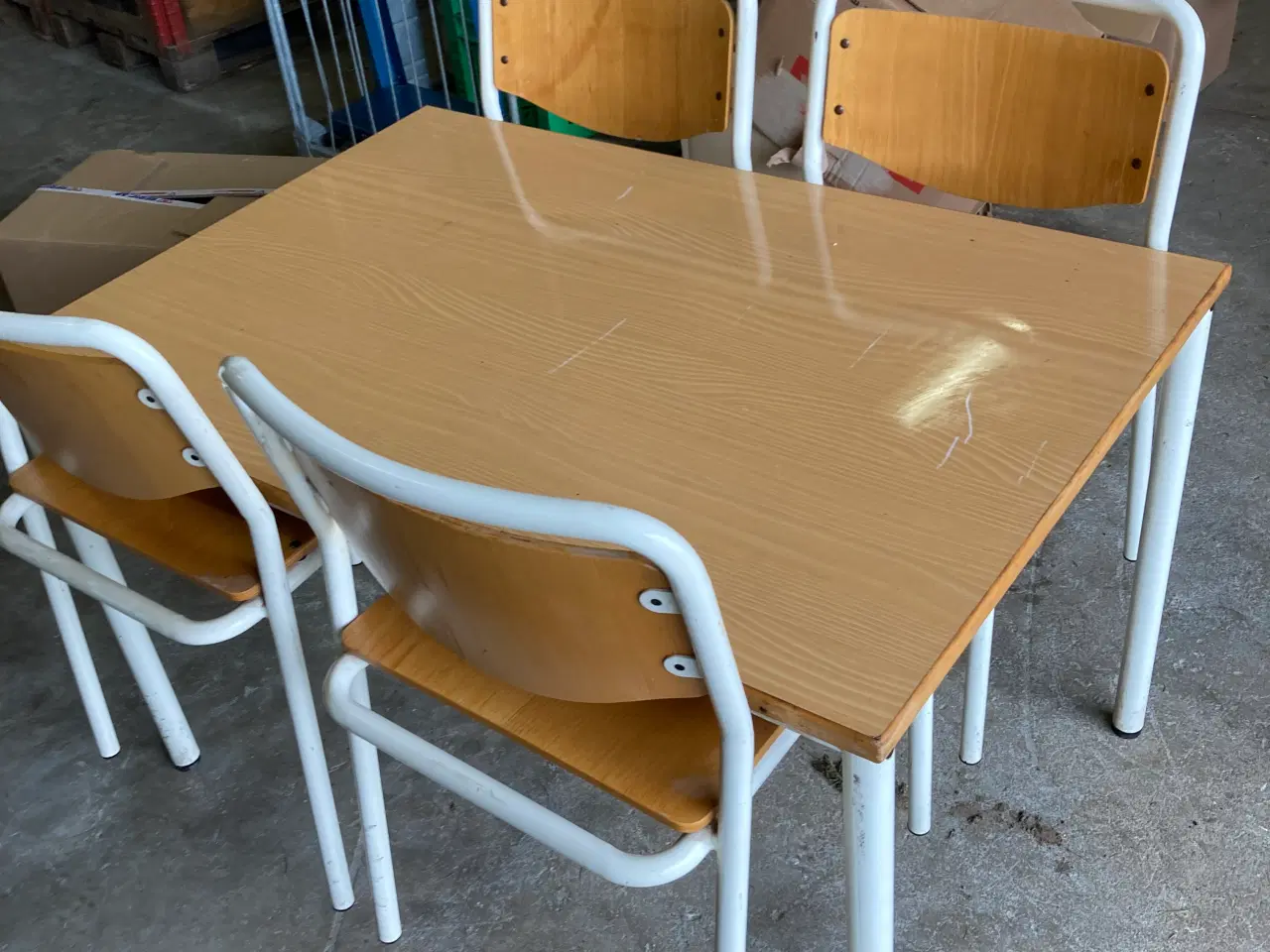 Billede 3 - Solid bord med opsatte stole mærket Labofa