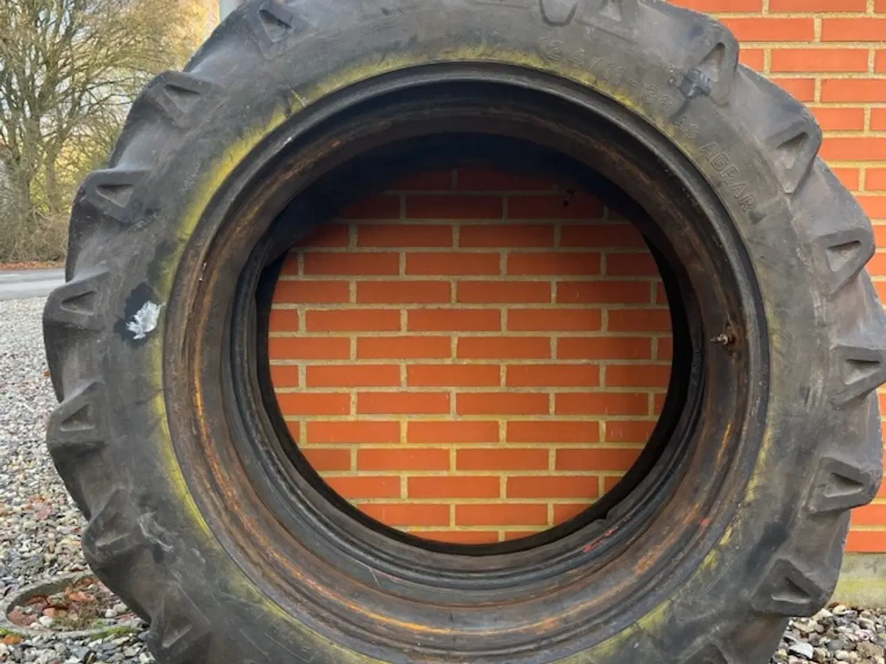 Billede 4 - Traktordæk 12.4/11-36 med slanger 