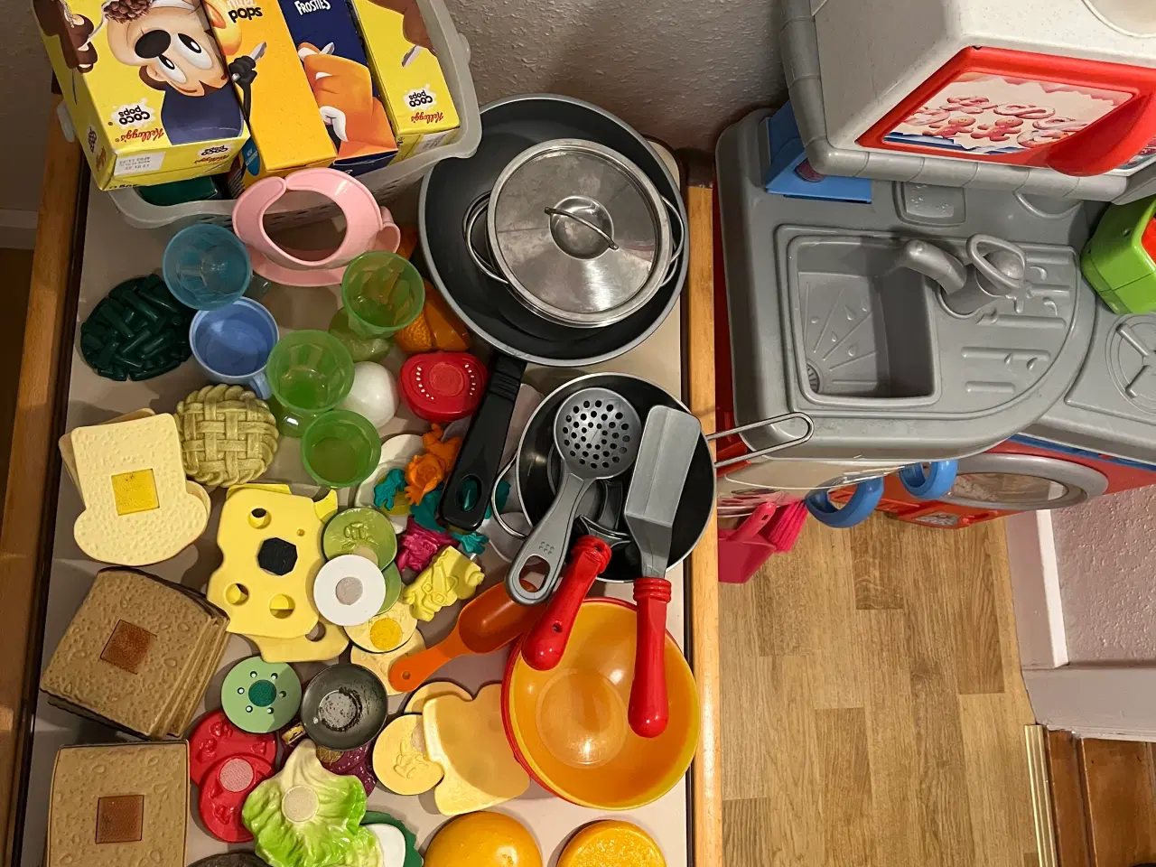 Billede 2 - Køkken med tilbehør i plastik og træ