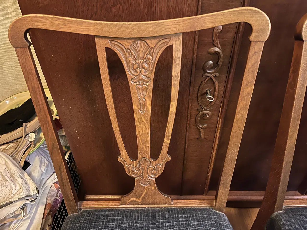 Billede 2 - To gl. spisebordsstole m. polstr. sæder. Giv bud.