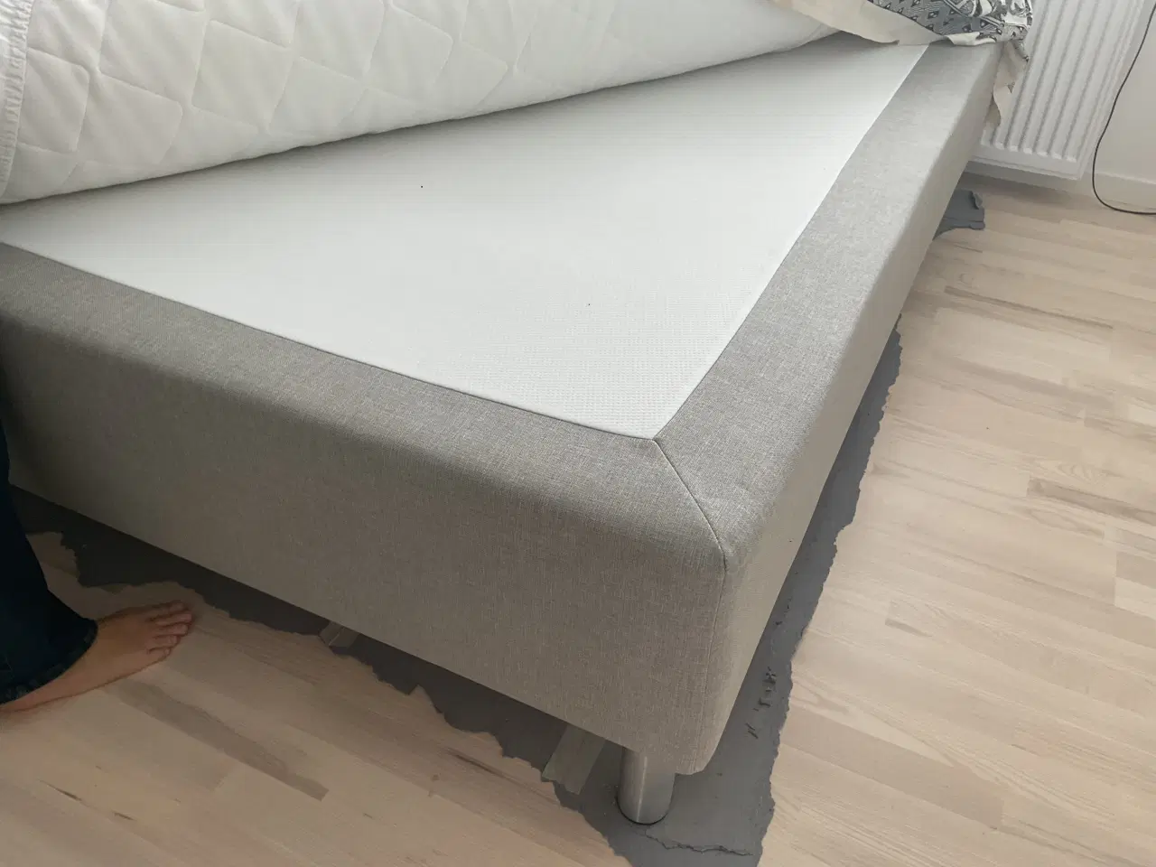 Billede 2 - God seng fra gæsteværelse inkl. topmadres