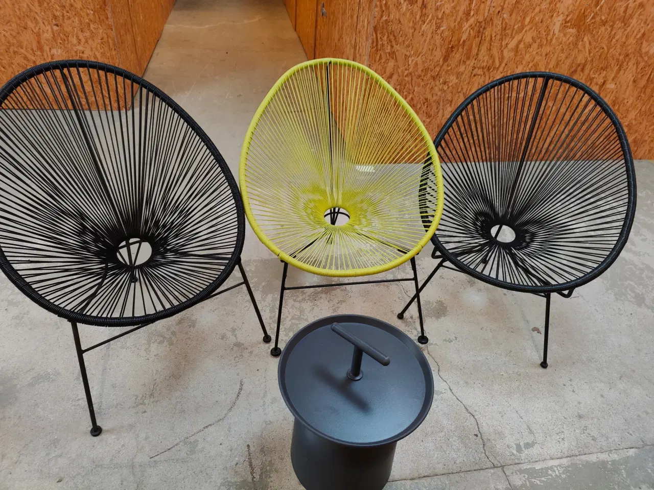 Billede 2 - Loungestole i flet, 2 sorte+1 gul+lille bord