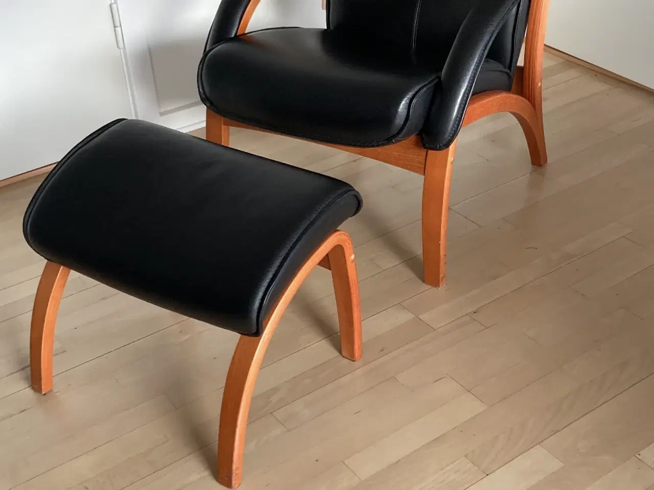 Billede 1 - Brunstad lænestol med fodskammel