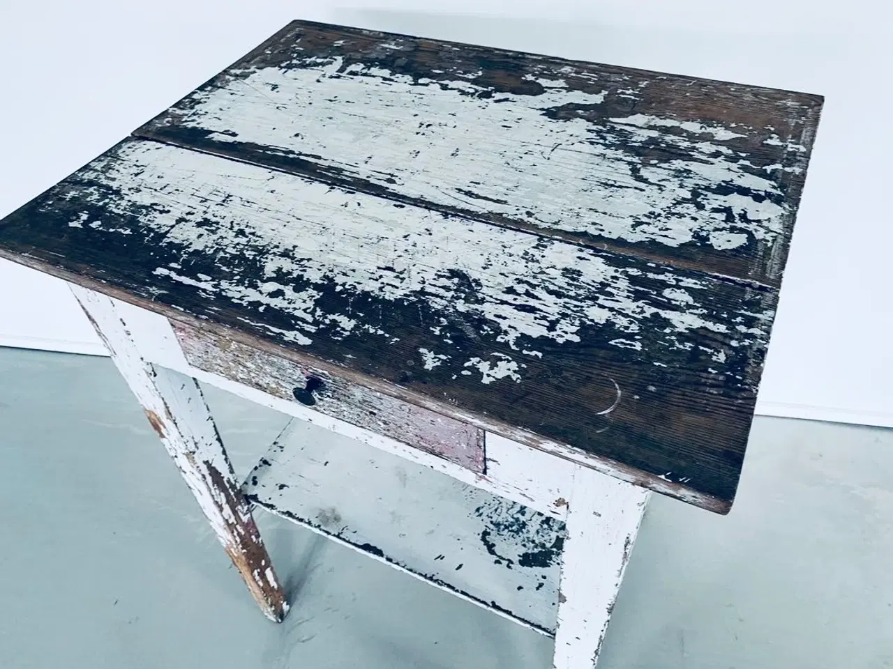 Billede 6 - Dansk boheme bord med udtræk skuffe og hylde