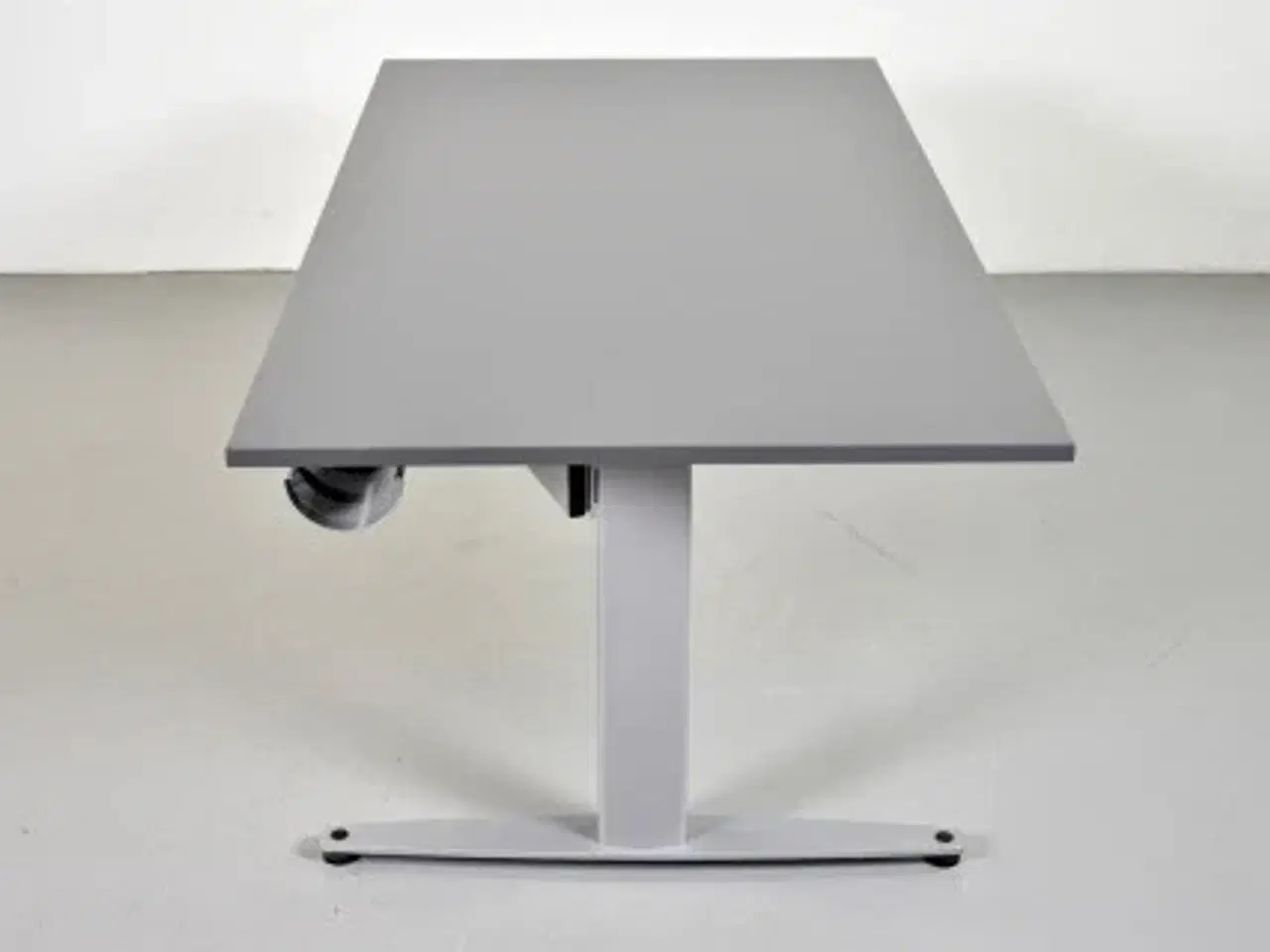 Billede 4 - Demo hæve-/sænkebord med grå laminat og alugråt stel, 180 cm.