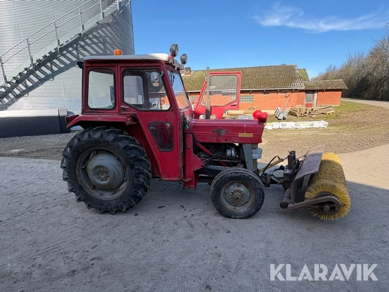 Billede 11 - Traktor Massey Ferguson 135 med fejekost