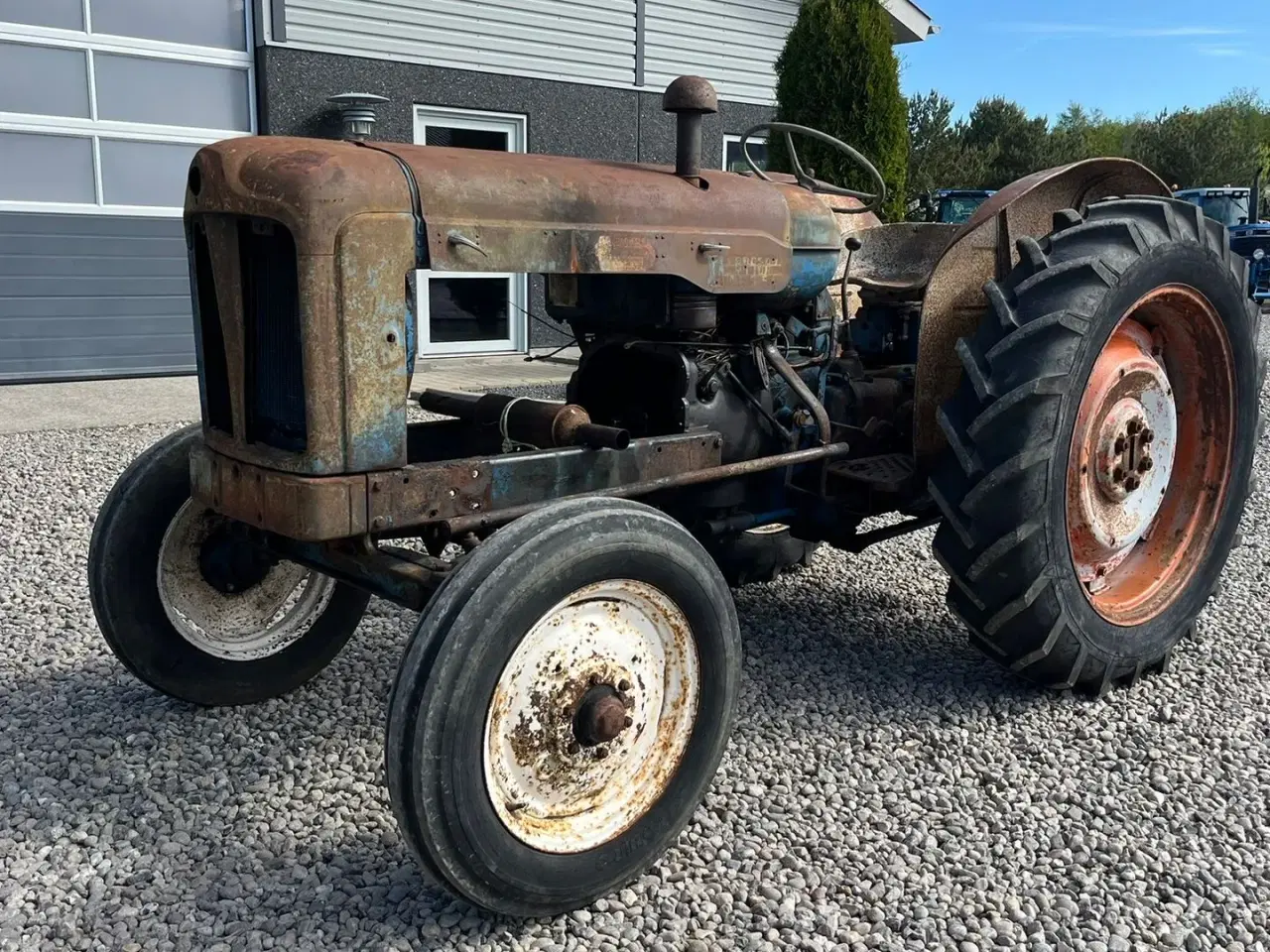Billede 3 - Fordson Major Motoren mangler, men mange god dele.