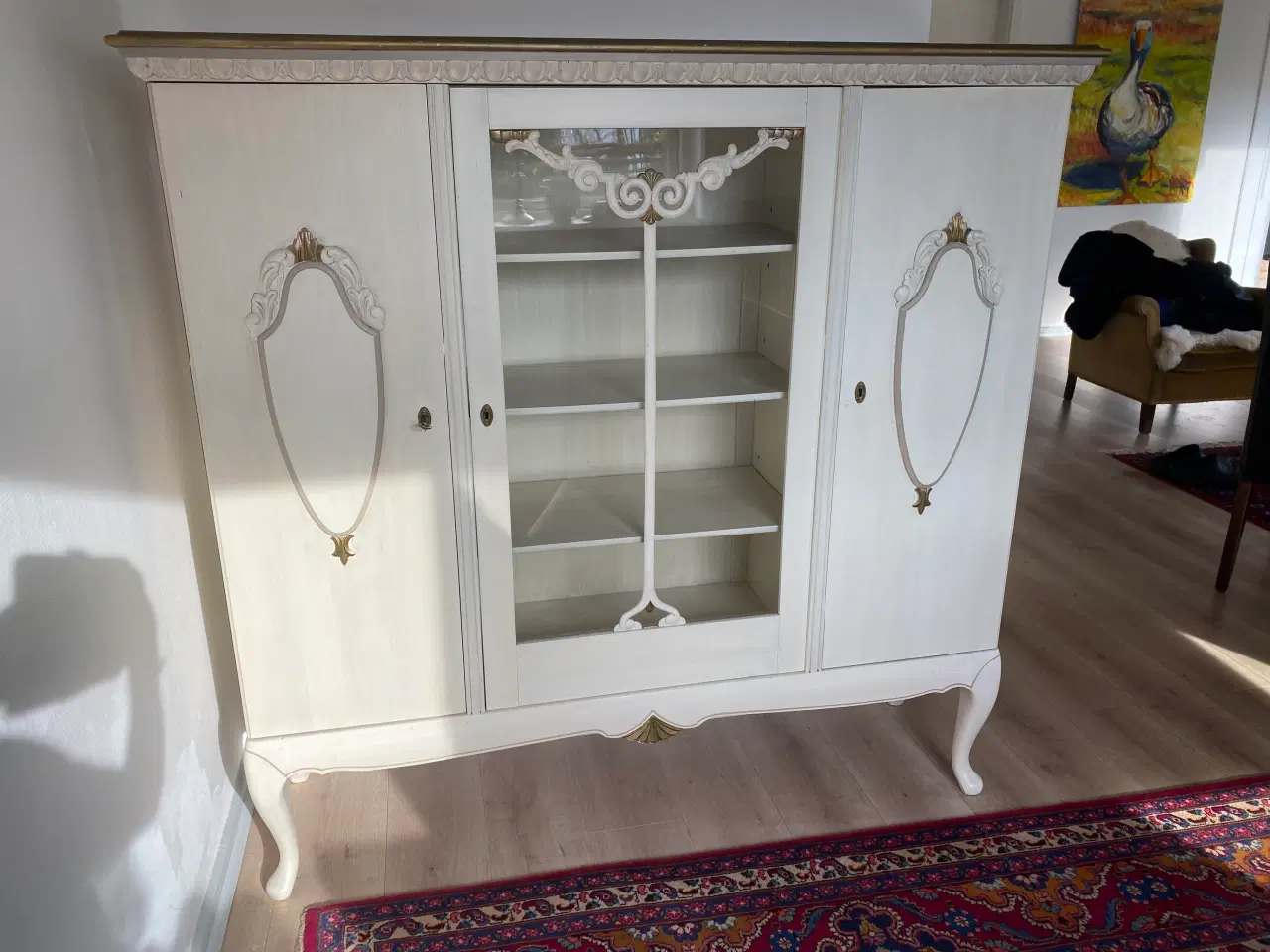 Billede 3 - Almuemalet dækketøjsskab i hvidmalet med guldkant