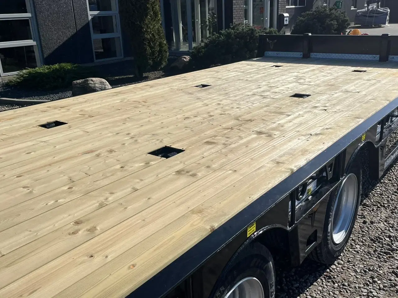 Billede 12 - Tyrone 19TLL Affjedret træk og affjedret aksler. Med hydrauliske ramper og værktøjskasse