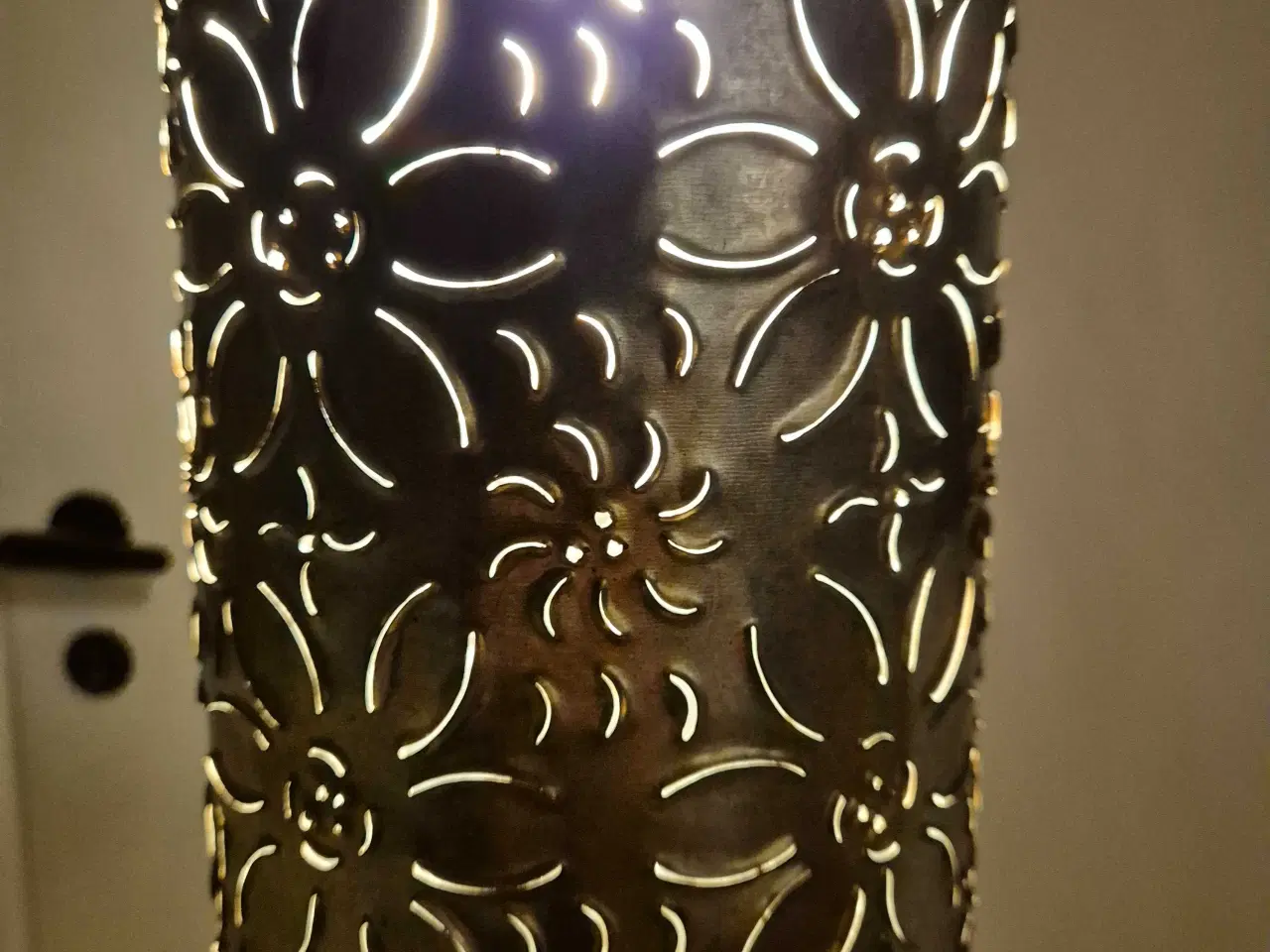 Billede 5 - Høje lamper med glade blomster-perforeringer 
