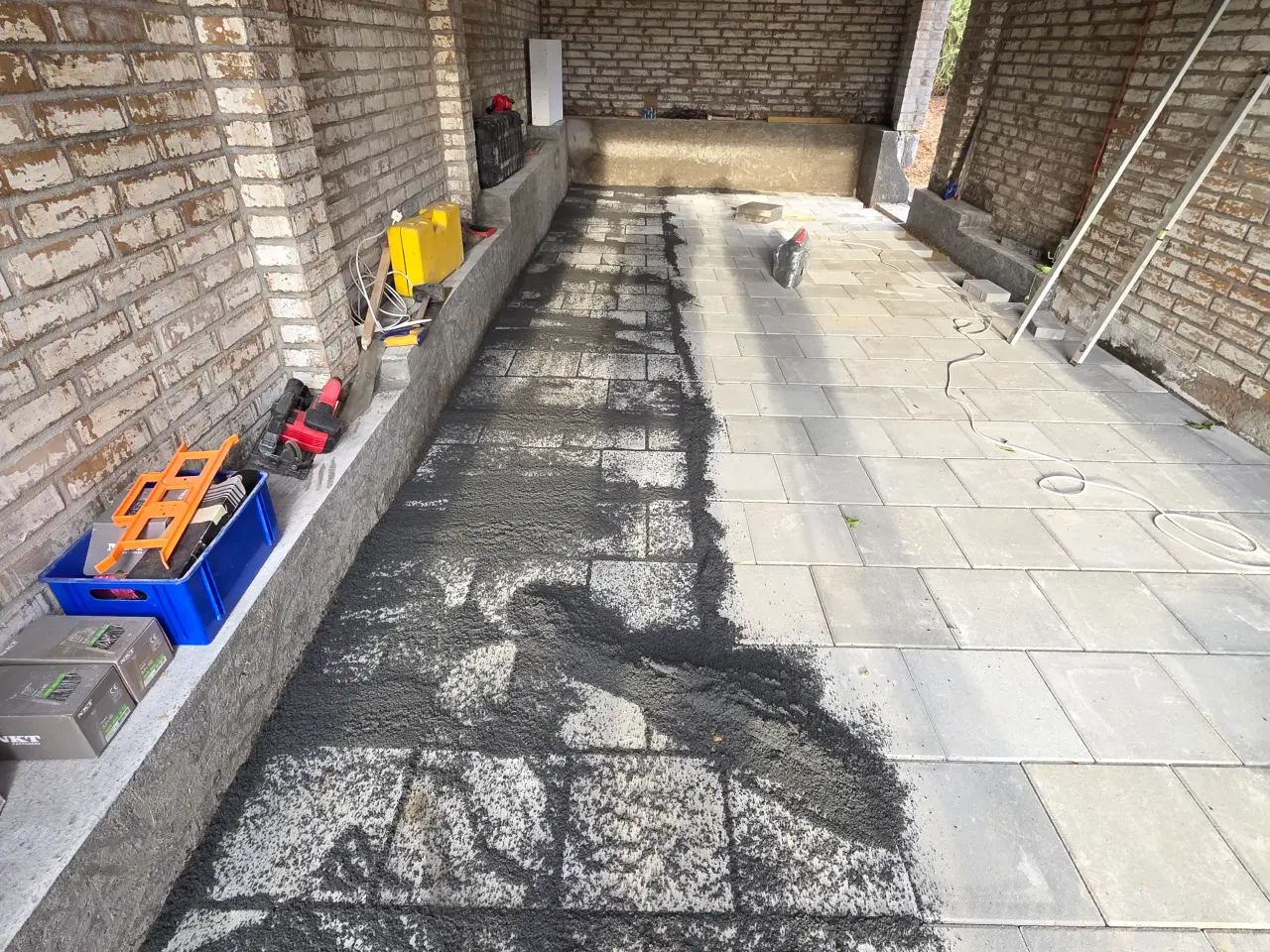 Billede 13 - Jeg udfører belægningsarbejde.