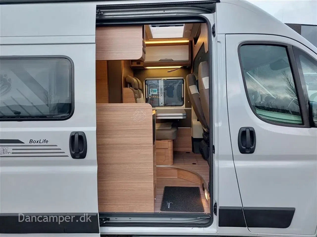 Billede 4 - 2024 - Knaus Boxlife 600 ME Platinum Selection 140 Hk 8 trins aut.gear, adoptiv fartpilot, under 6 meter, man ligger på langs i den store hæve/sænkbar seng