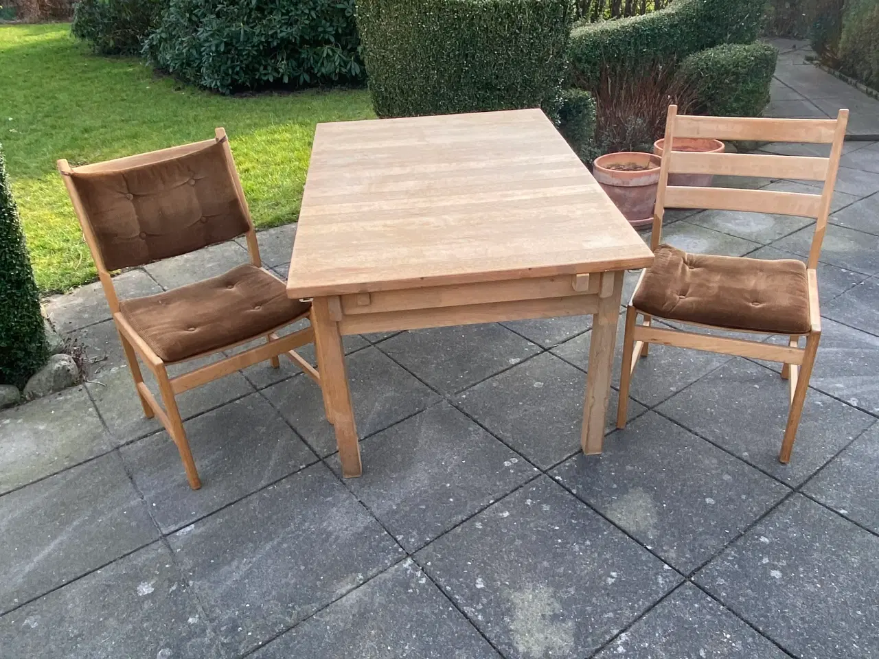 Billede 3 - Spisebord og 4 stole