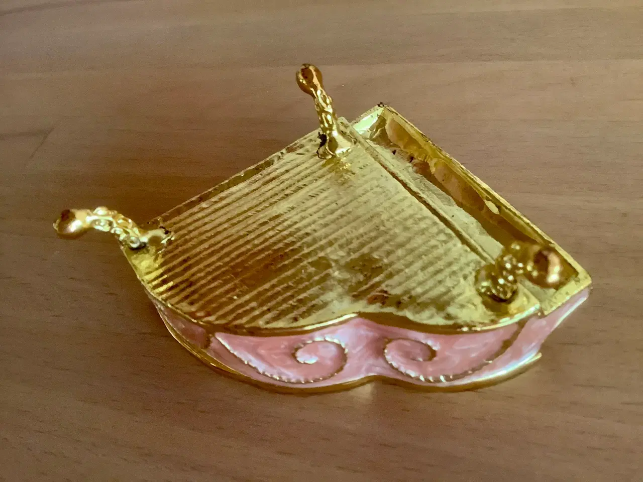 Billede 6 - Lille smykkeskrin formet som et klaver.