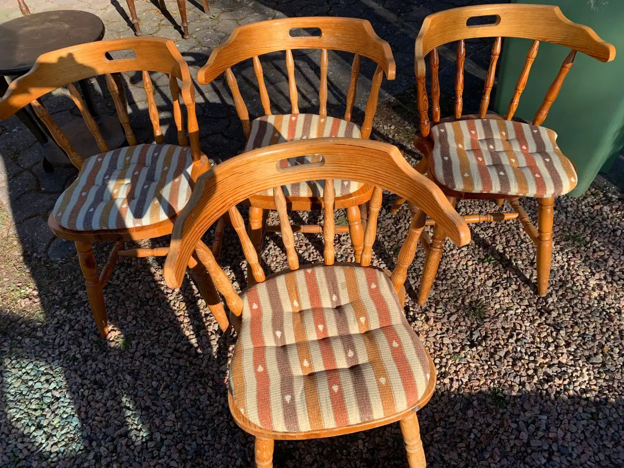 Billede 4 - Spisebord med fire stole