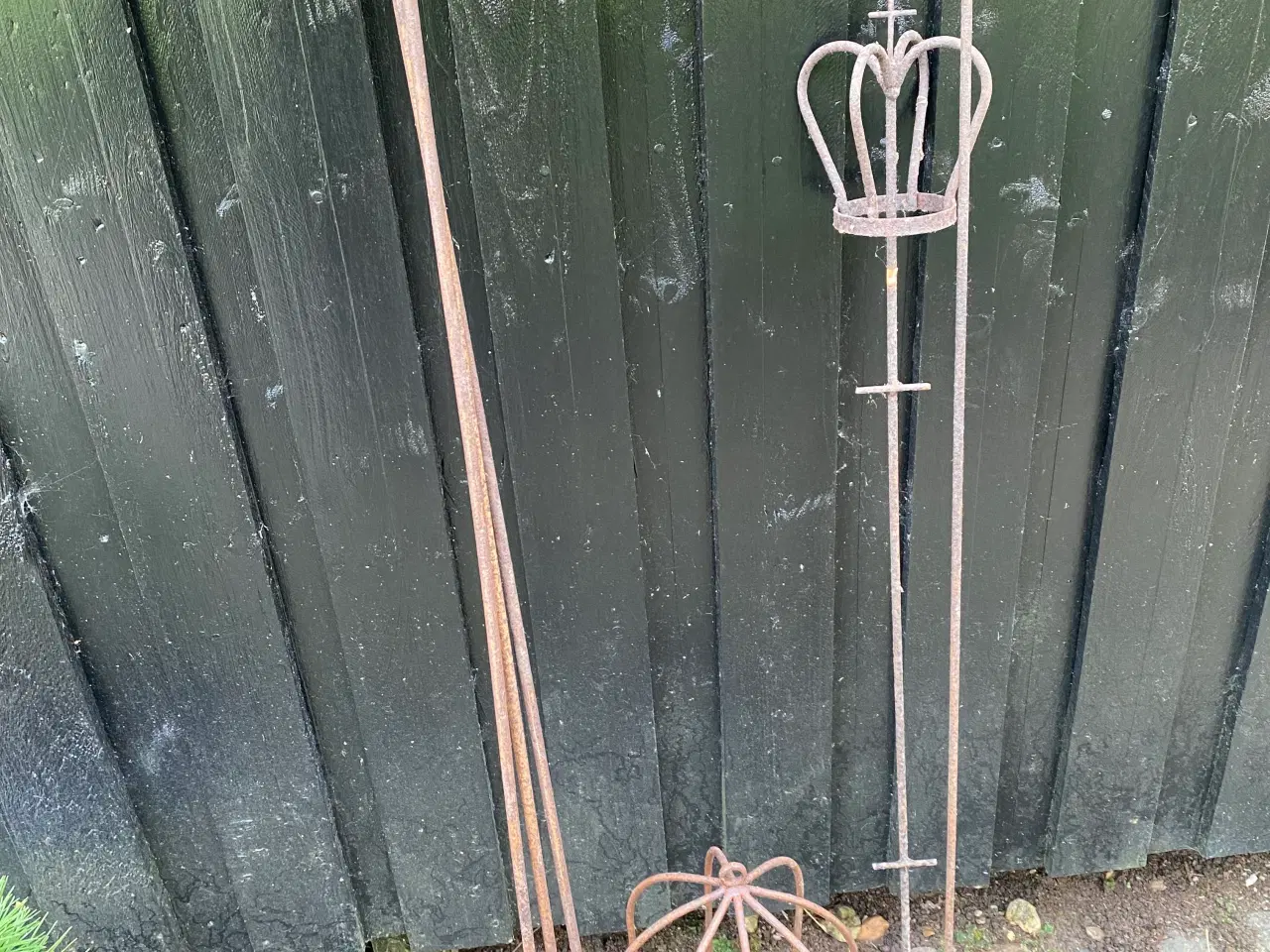 Billede 2 - Jernstativer m stjerne, kongekrone og klokke