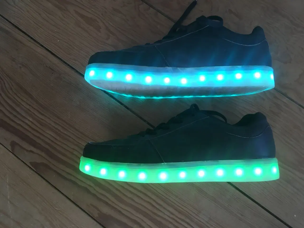 Billede 7 - Sorte sneakers m LED-lys str 41
