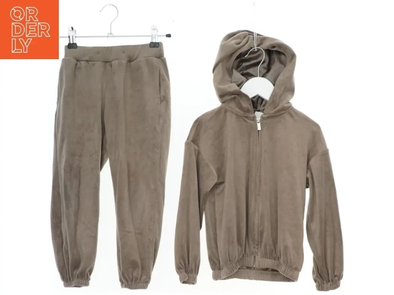 Billede 1 - Brun velour joggingdragt fra Lindex (str. 104)