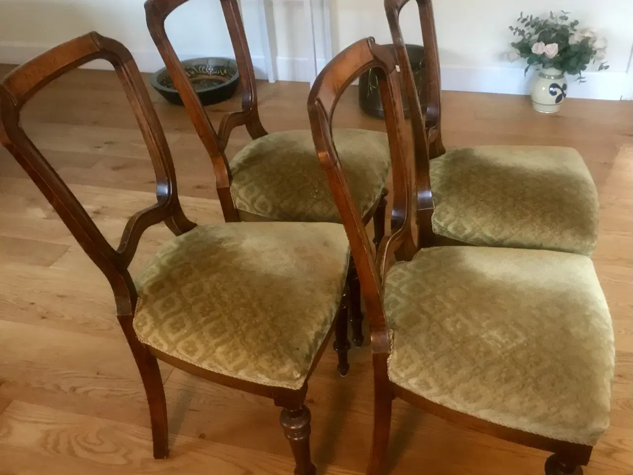 Billede 2 - 4 antikke maghonistole/ evt valnød.