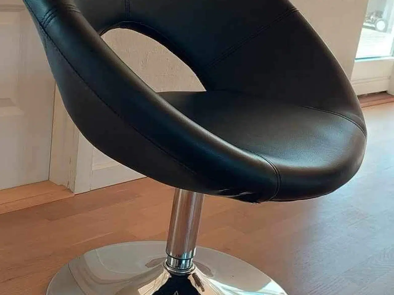 Billede 1 - Dreje stol i sort læder